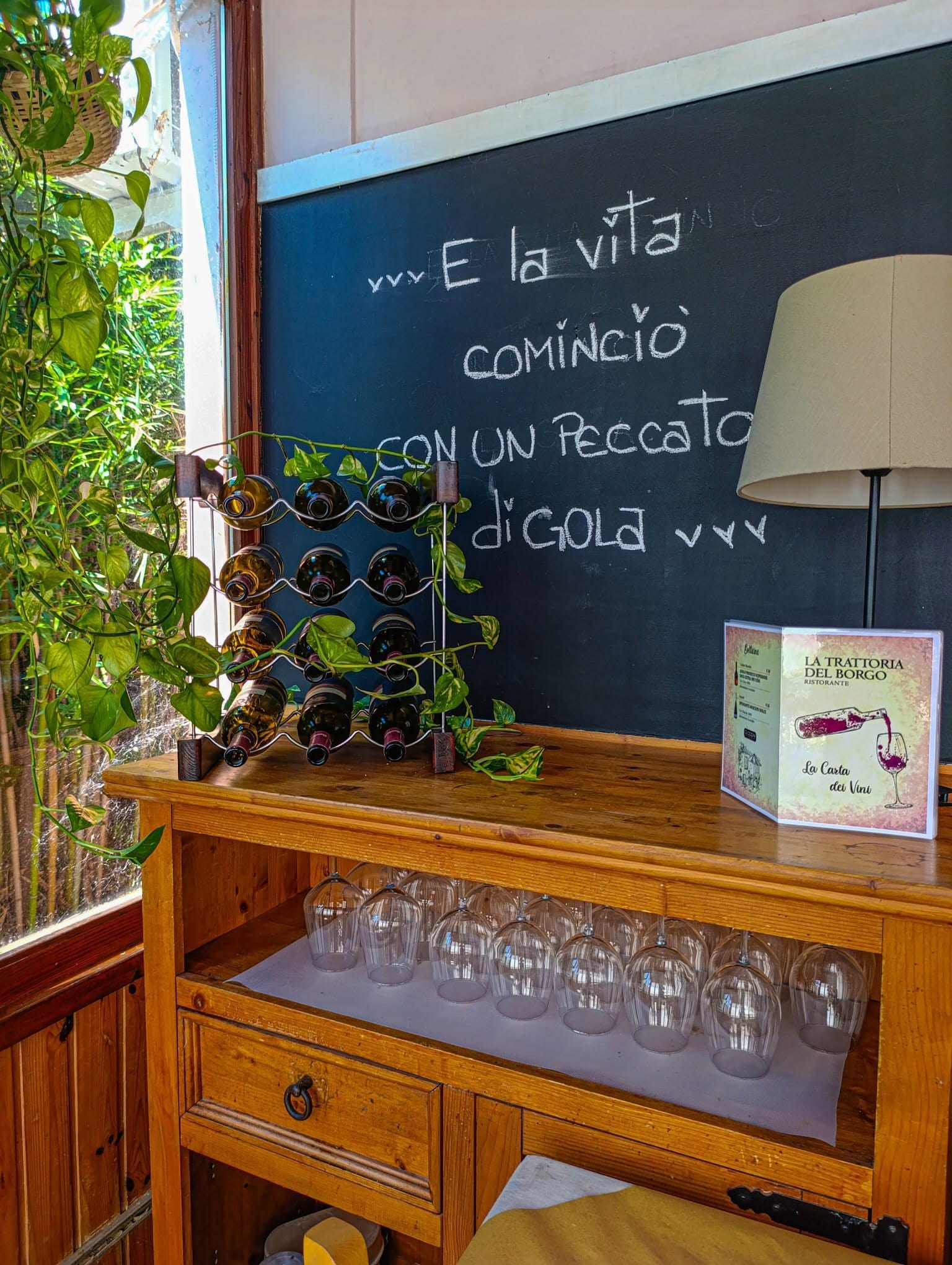 Angolo bar della Trattoria del Borgo, lavagna e carta dei vini